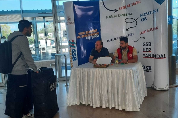 Erzurum'da üniversite kazanan öğrencileri gençlik liderleri ve görevliler karşılıyor