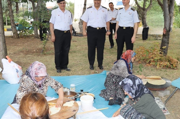 Kırıkkale'de şehit anneleri askerlere gözleme yaptı