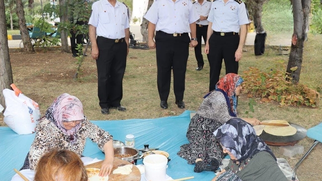 Kırıkkale'de şehit anneleri askerlere gözleme yaptı