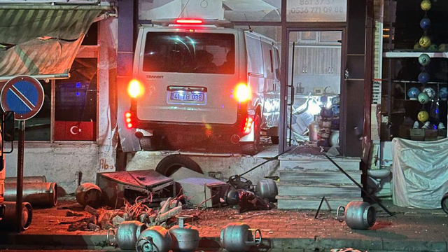 Sivas'ta kontrolden çıkan minibüs dükkana girdi