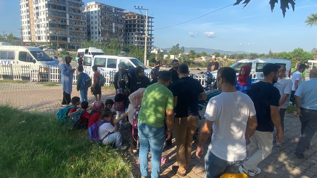 Okul servisiyle otomobil çarpıştı: 11 öğrenci yaralı