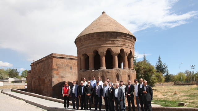 Bitlis'te gaziler, Ahlat'taki tarihi mekanları gezdi