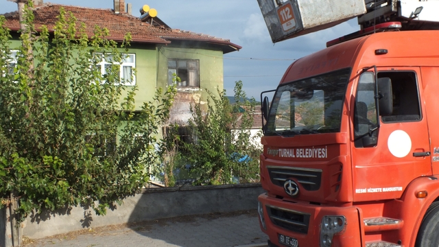 Tokat'ta iki katlı evde çıkan yangında 1 kişi yaralandı