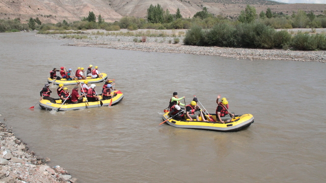 Erzincan Valisi Hamza Aydoğdu ve gaziler Karasu Nehri'nde rafting yaptı