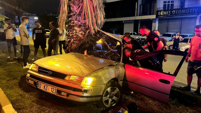 Osmaniye'de ağaca çarpan otomobilin sürücüsü yaralandı