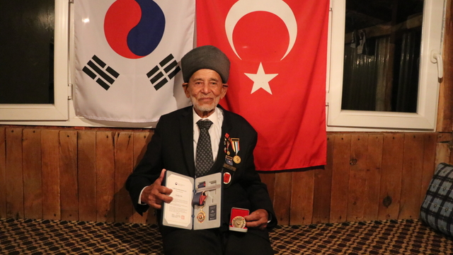 KORE GAZİLERİ YAŞADIKLARINI ANLATIYOR - Savaştığı topraklara 72 yıl sonra giden Burdurlu gazi, kendisini memleketinde gibi hissetmiş