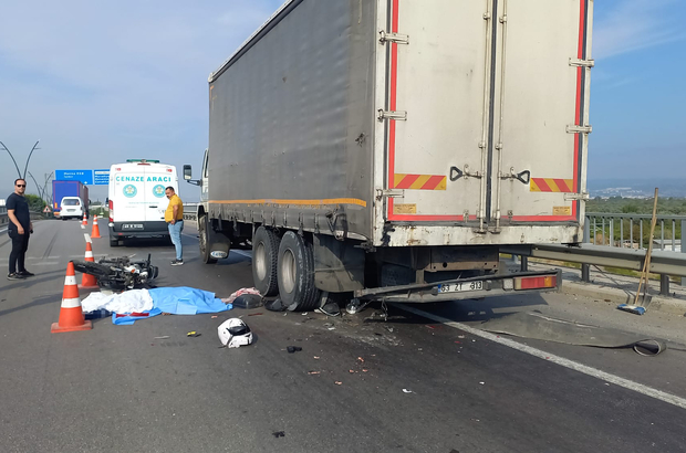 Manisa'da kamyona çarpan motosikletteki sürücü öldü