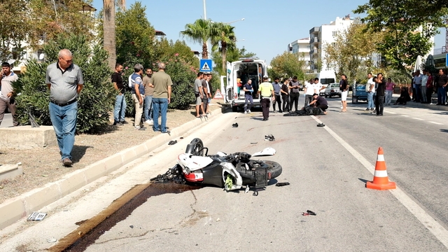 Mersin'de refüje çarpan motosikletteki 1 kişi hayatını kaybetti, 1 kişi yaralandı