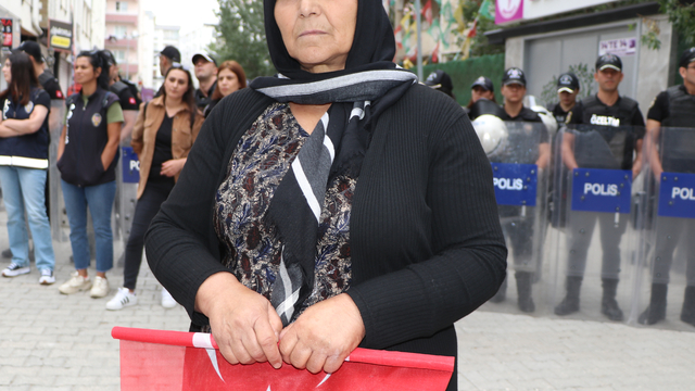 Van'daki evlat eylemine katılan anne: PKK bir oğlumu kaçırdı, birini infaz etti