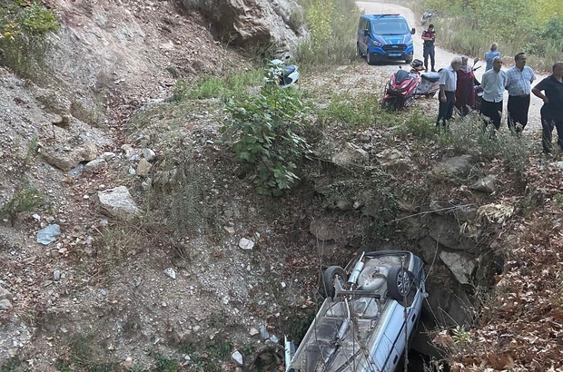 Alanya'da çukura yuvarlanan otomobilde sürücü yaralandı