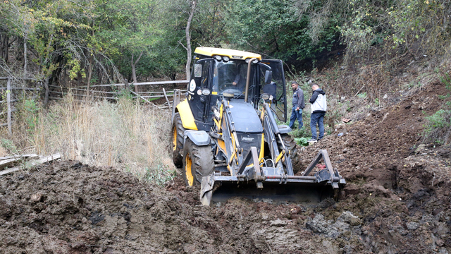 Kastamonu'da 18 yıl önce kaybolan kadının oğlunun evinin bahçesi kepçeyle aranıyor