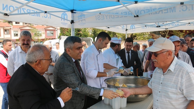 Merzifon'da Gaziler Günü dolayısıyla vatandaşlara helva ikram edildi