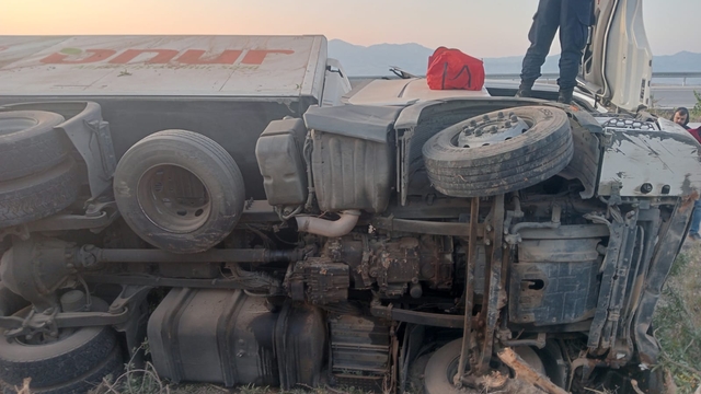 Burdur'da şarampole devrilen tırın sürücüsü yaralandı
