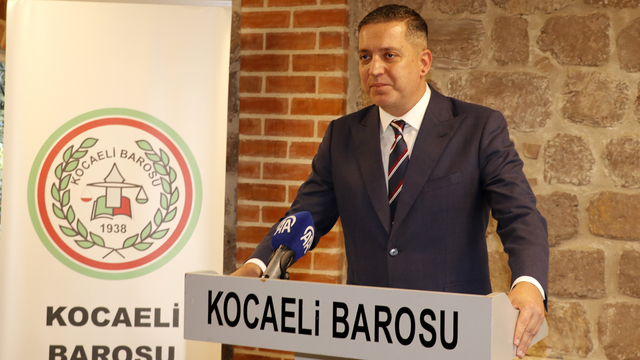 Kocaeli'de meslekte 40 ve 50'nci yılını dolduran 13 avukata plaket verildi