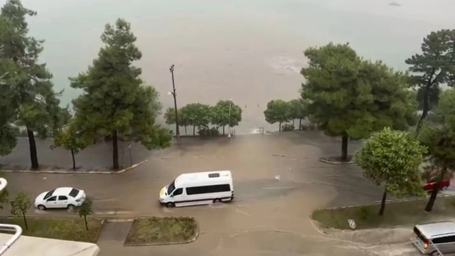 Giresun'da sağanak; cadde ve sokaklar suyla doldu