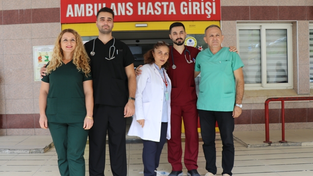 Sağlıkçı iki aile doktor çocuklarıyla aynı hastanede hizmet veriyor