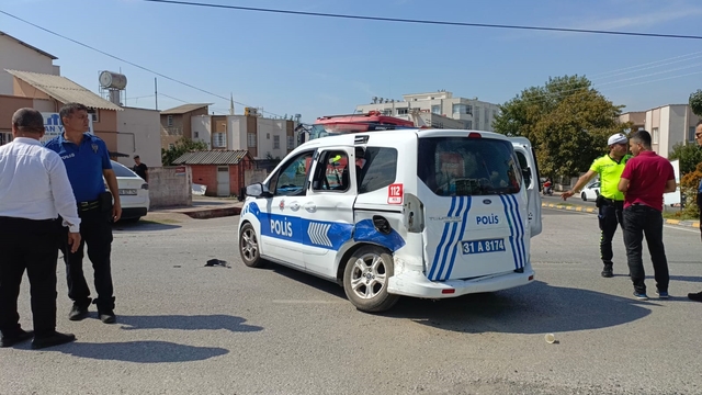 Otomobil ile polis aracı çarpıştı; 3'ü polis, 5 yaralı