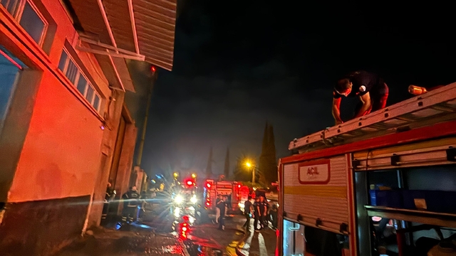 Adana'da fabrikanın kundaklanma anı güvenlik kamerasında