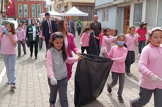 Pazaryeri ilçesinde protokol üyeleri ve öğrenciler çevreyi temizledi