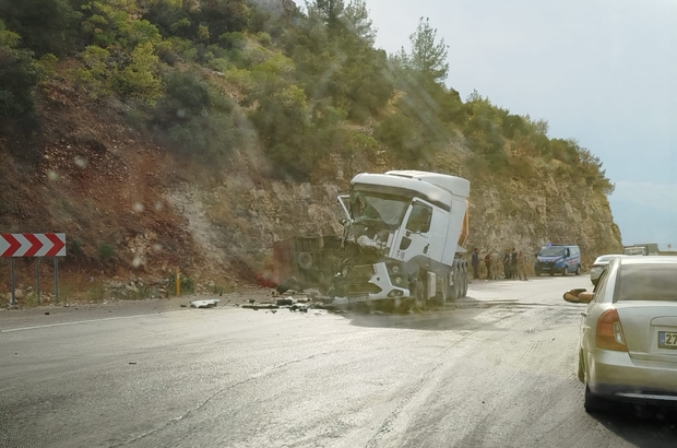 Gaziantep’te kamyon ile kamyonetin çarpıştığı kazada 2 kişi yaralandı