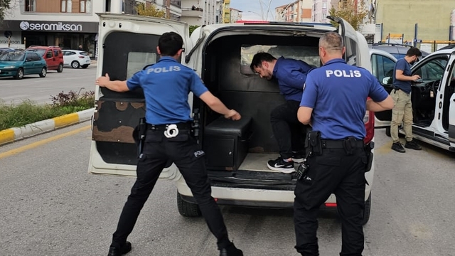 Çorum'da polisten kaçmaya çalışan sürücü 20 kilometrelik kovalamacayla yakalandı