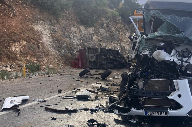 Gaziantep'te kamyonet ile hafriyat kamyonu çarpıştı:2 yaralı