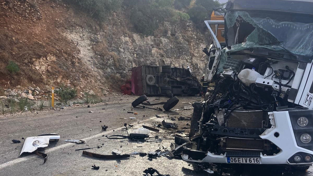 Gaziantep'te kamyonet ile hafriyat kamyonu çarpıştı:2 yaralı