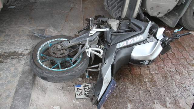 Beyşehir'de tırla çarpışan motosikletteki 2 kişi yaralandı