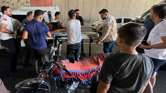 Şanlıurfa'da devrilen motosiklet sürücüsü otomobilin çarpması sonucu yaralandı