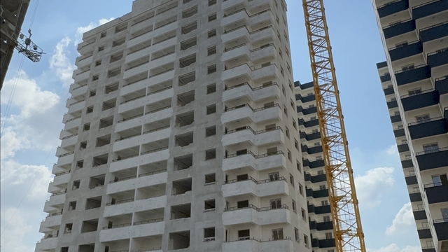Adana'da kule vinçten düşen inşaat malzemelerinin altında kalan 2 işçi öldü