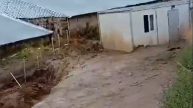 Başkale'de konteynerin sel sularında sürüklenmesi kamerada