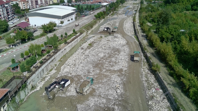 Sinop'ta DSİ, dere yataklarındaki rusubatın temizlenmesi için çalışma yapıyor