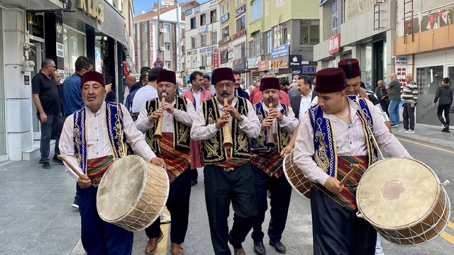 Kırşehir'de esnaf davul zurnayla Ahilik Haftası etkinliklerine davet edildi