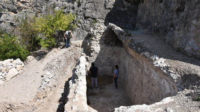 Gevhernik Kalesi'ndeki kazılarda çeşme ve sarnıç bulundu