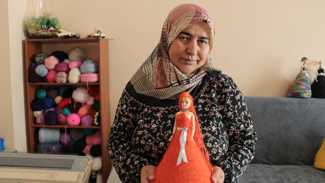 Evlat hasretiyle örmeye başladığı oyuncak bebek elbiseleri gelir kapısı oldu