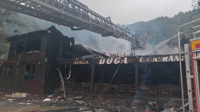 Artvin'de büyük bölümü ahşap olan bir restoran yandı