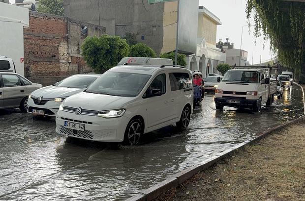 Adana'da sağanak ve şiddetli rüzgar hayatı olumsuz etkiledi