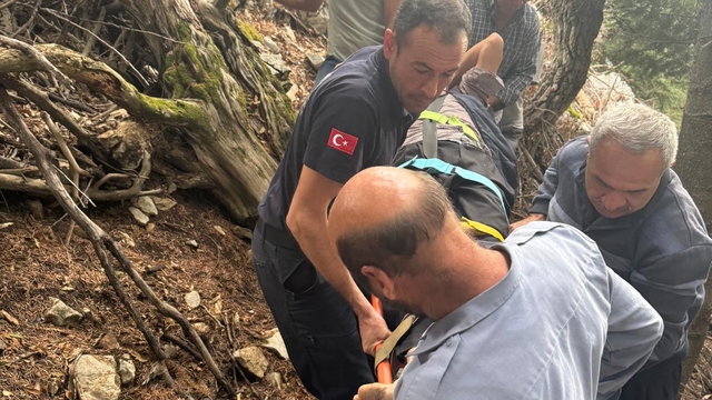 Adana'da kayalıklardan düşen kişi yaralandı