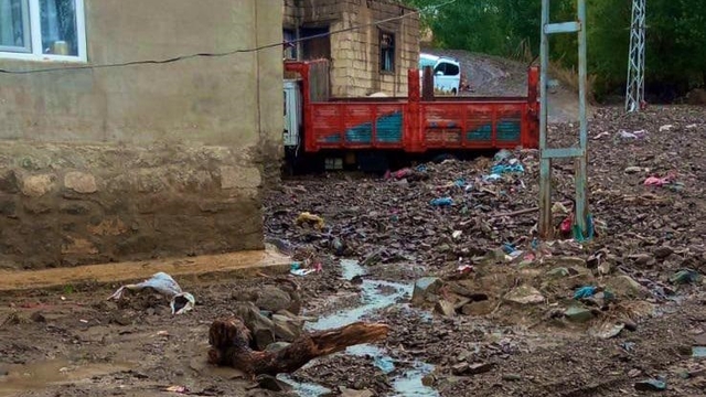 Van'da sağanak sele yol açtı