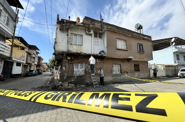 Adana'da fırtına nedeniyle bir evin damı ve balkonu kısmen yıkıldı