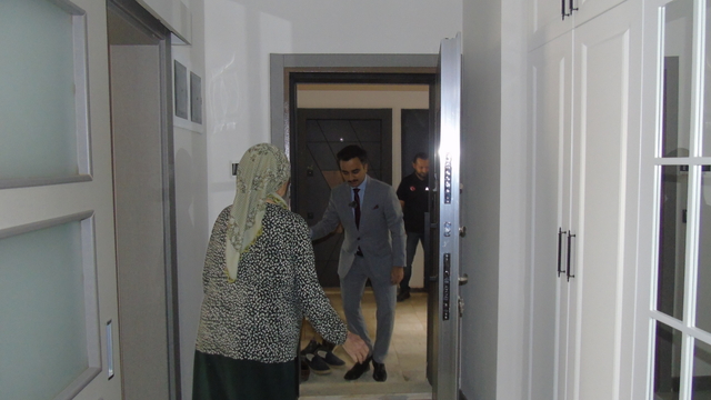 Nurdağı Kaymakamı Erciyas, kalıcı konuta yerleşen depremzede aileleri ziyaret etti