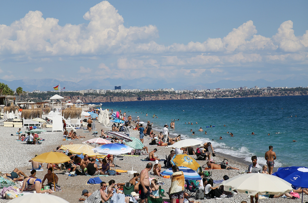 Antalya sahillerinde yoğunluk sürüyor