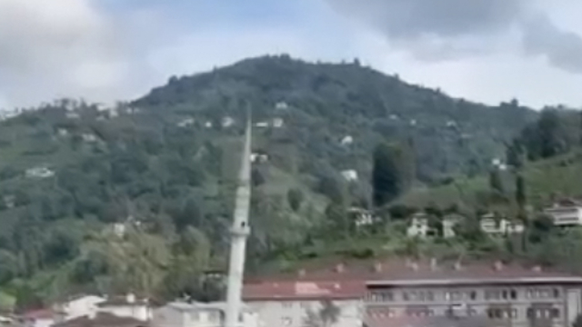 Rize'de minarenin kontrollü yıkımı kamerada