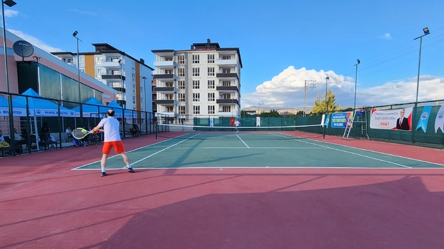 Suluova'da tenis turnuvası düzenlendi