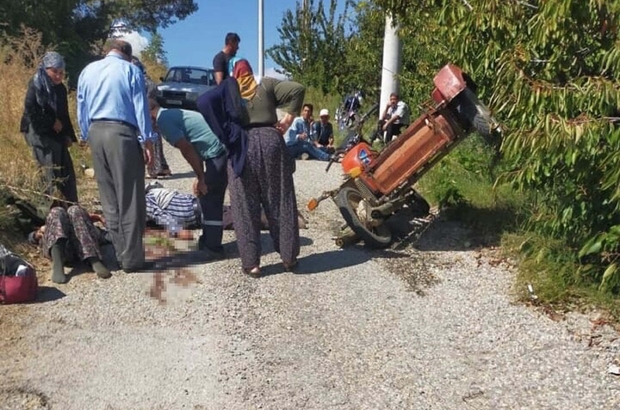 Sepetli motosiklet şarampole devrildi: 1 ölü, 2 yaralı