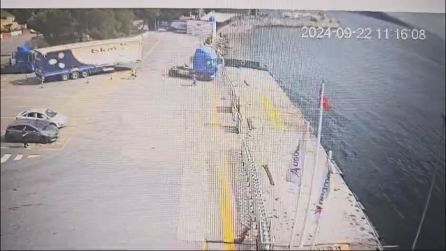 Arızalanan TIR'ın çekicisi dorseden ayrılarak denize düştü