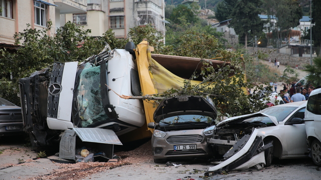 Hatay'da hafriyat kamyonunun 7 araca çarpması sonucu 5 kişi yaralandı