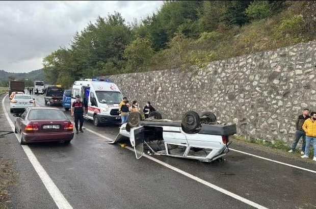 Otomobil, otobüse çarpıp takla attı; çocuk öldü, anne, baba ve kardeşi yaralandı