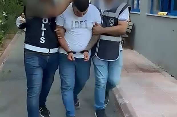 Ölümle tehdit ettiği eşini, av tüfeğiyle polis merkezinin yakınında beklerken yakalandı