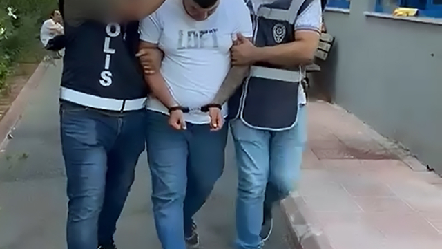 Ölümle tehdit ettiği eşini, av tüfeğiyle polis merkezinin yakınında beklerken yakalandı